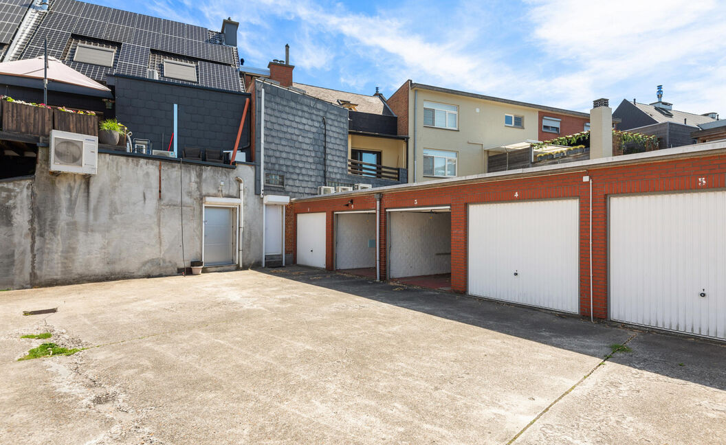 Achterdeur en achterliggende garagebox