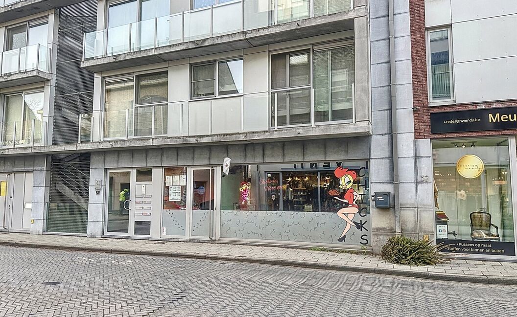 Commercieel gelijkvloers te koop in Aartselaar