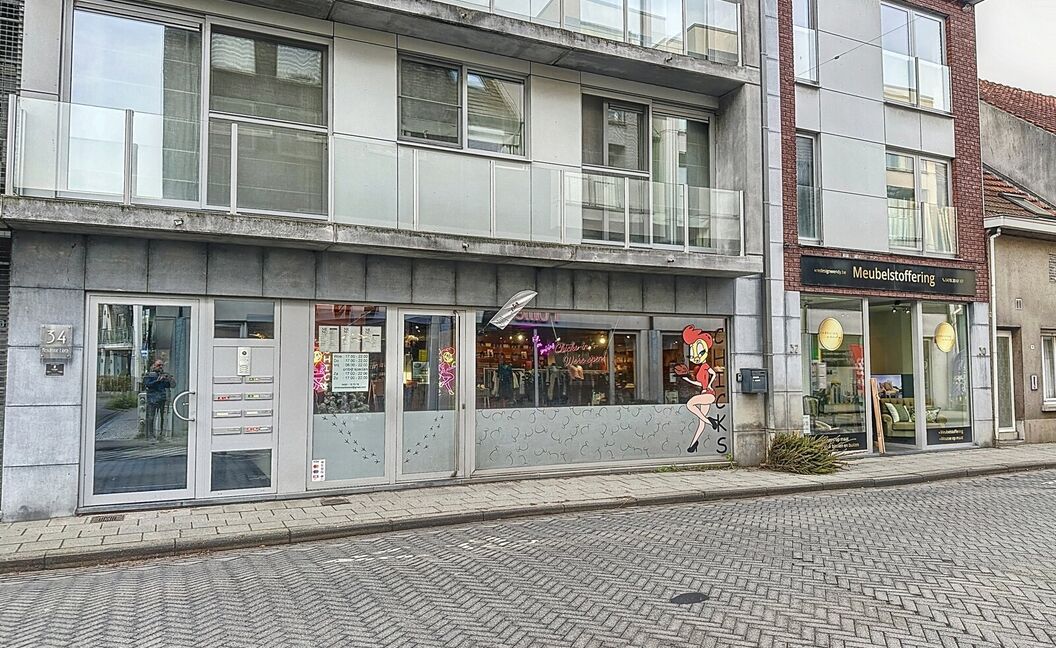 Commercieel gelijkvloers te koop in Aartselaar