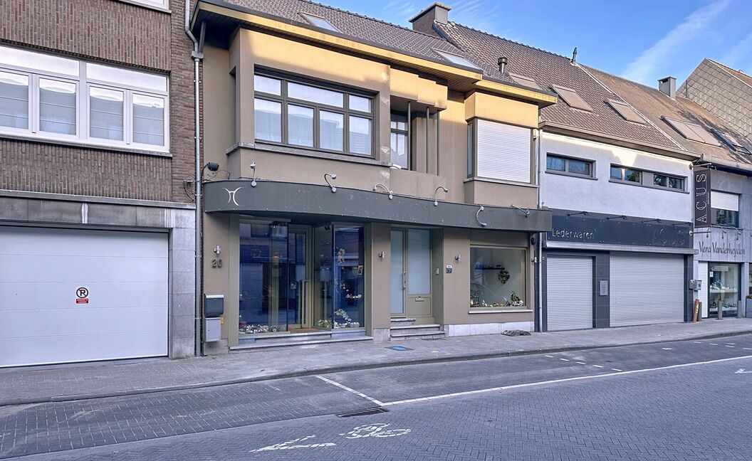 Commercieel gelijkvloers te koop in Aartselaar