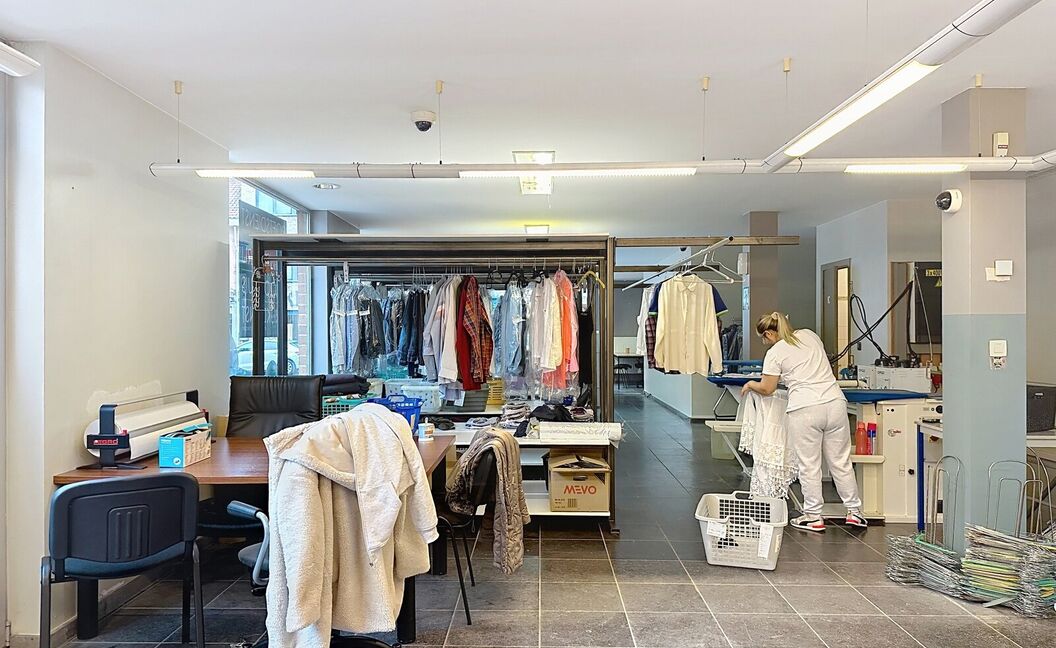 Commercieel gelijkvloers te koop in Aartselaar