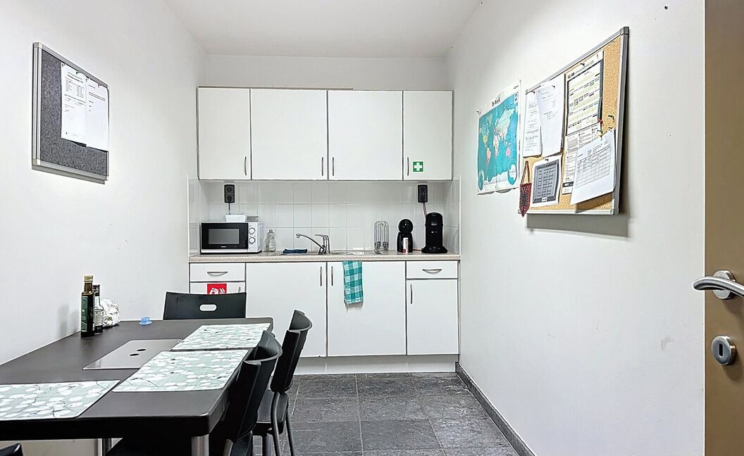 Commercieel gelijkvloers te koop in Aartselaar