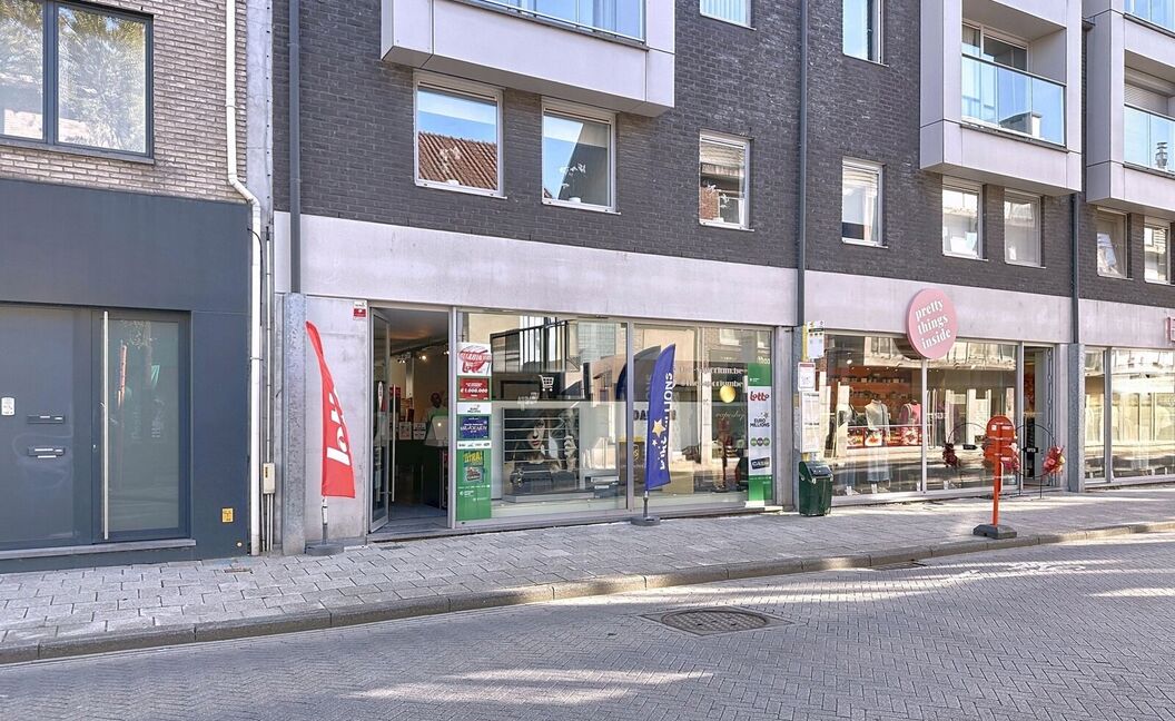 Commercieel gelijkvloers te koop in Aartselaar