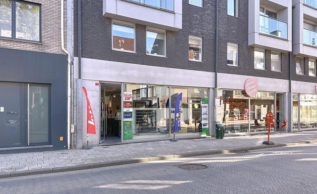 Commercieel gelijkvloers te koop in Aartselaar