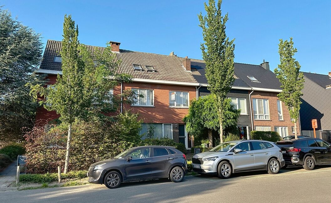 Ruime gezinswoning met stadstuin in rustige wijk 🌿🏡

Op wandelafstand van het centrum vind je deze te renoveren woning met veel potentieel.
Gelijkvloers wonen, een gezellige stadstuin en maar liefst 5 slaapkamers maken dit een ideale gezinswoning.

