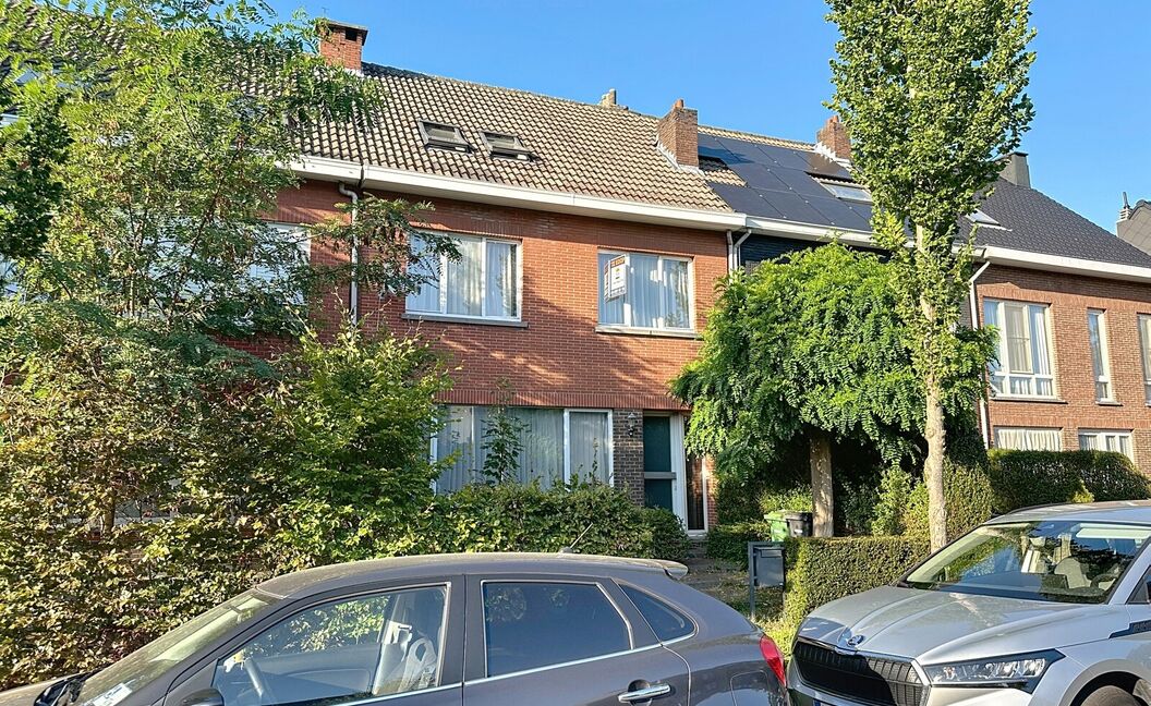 Ruime gezinswoning met stadstuin in rustige wijk 🌿🏡

Op wandelafstand van het centrum vind je deze te renoveren woning met veel potentieel.
Gelijkvloers wonen, een gezellige stadstuin en maar liefst 5 slaapkamers maken dit een ideale gezinswoning.

