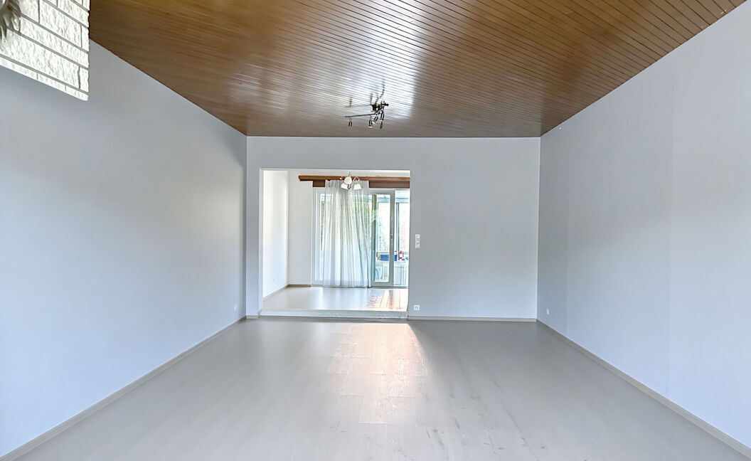 Ruime gezinswoning met stadstuin in rustige wijk 🌿🏡

Op wandelafstand van het centrum vind je deze te renoveren woning met veel potentieel.
Gelijkvloers wonen, een gezellige stadstuin en maar liefst 5 slaapkamers maken dit een ideale gezinswoning.

