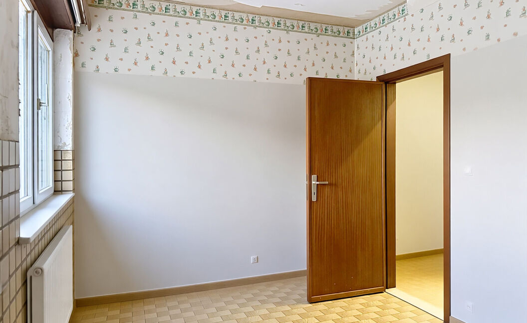 Ruime gezinswoning met stadstuin in rustige wijk 🌿🏡

Op wandelafstand van het centrum vind je deze te renoveren woning met veel potentieel.
Gelijkvloers wonen, een gezellige stadstuin en maar liefst 5 slaapkamers maken dit een ideale gezinswoning.

