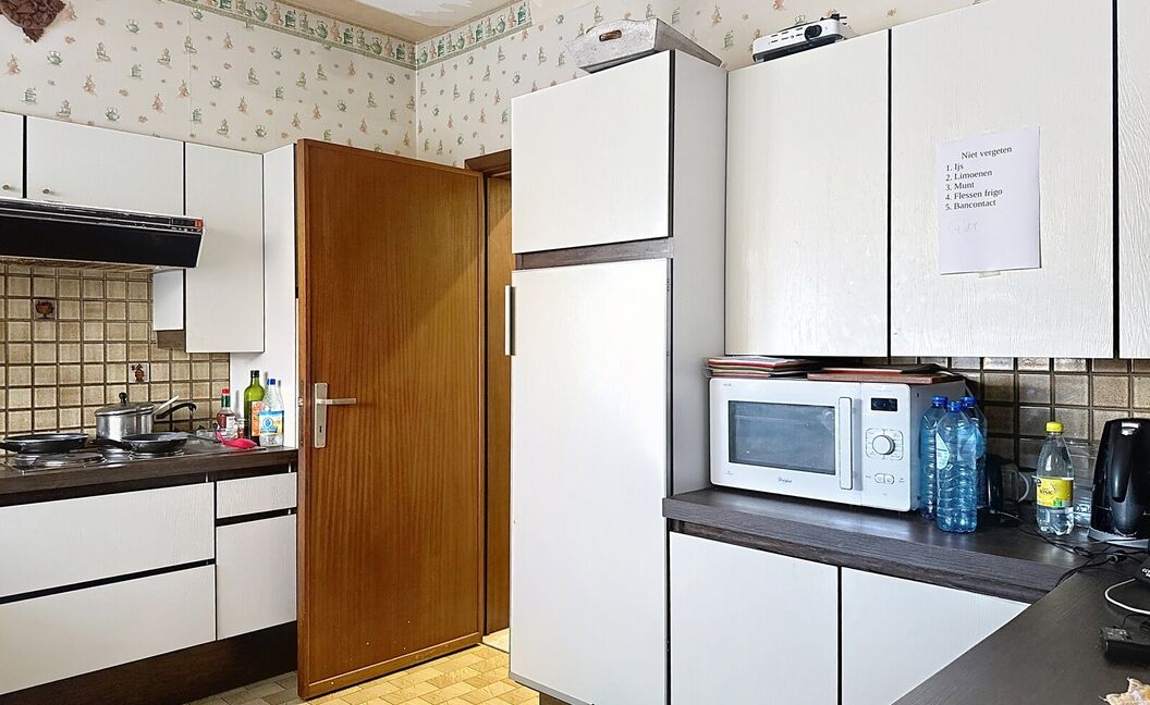 Ruime gezinswoning met stadstuin in rustige wijk 🌿🏡

Op wandelafstand van het centrum vind je deze te renoveren woning met veel potentieel.
Gelijkvloers wonen, een gezellige stadstuin en maar liefst 5 slaapkamers maken dit een ideale gezinswoning.

