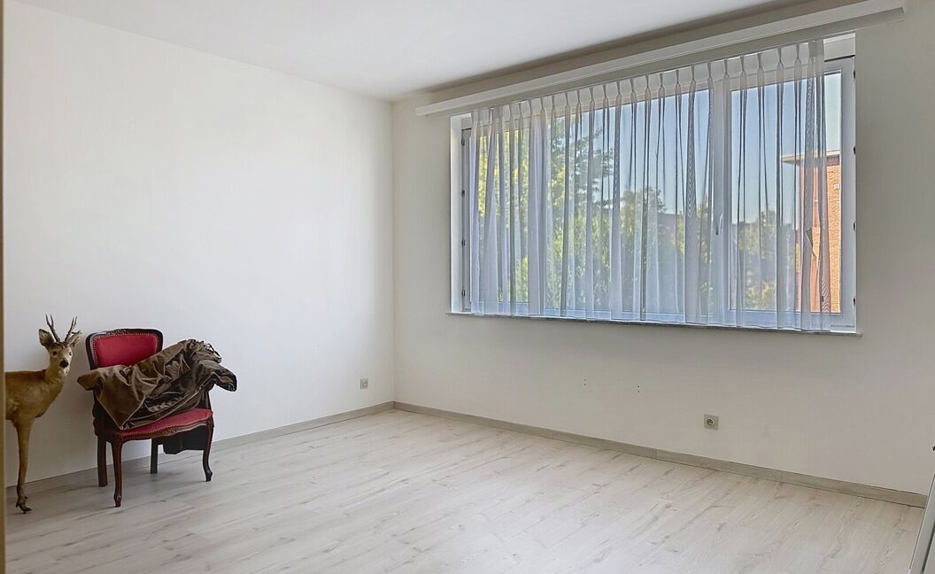 Ruime gezinswoning met stadstuin in rustige wijk 🌿🏡

Op wandelafstand van het centrum vind je deze te renoveren woning met veel potentieel.
Gelijkvloers wonen, een gezellige stadstuin en maar liefst 5 slaapkamers maken dit een ideale gezinswoning.

