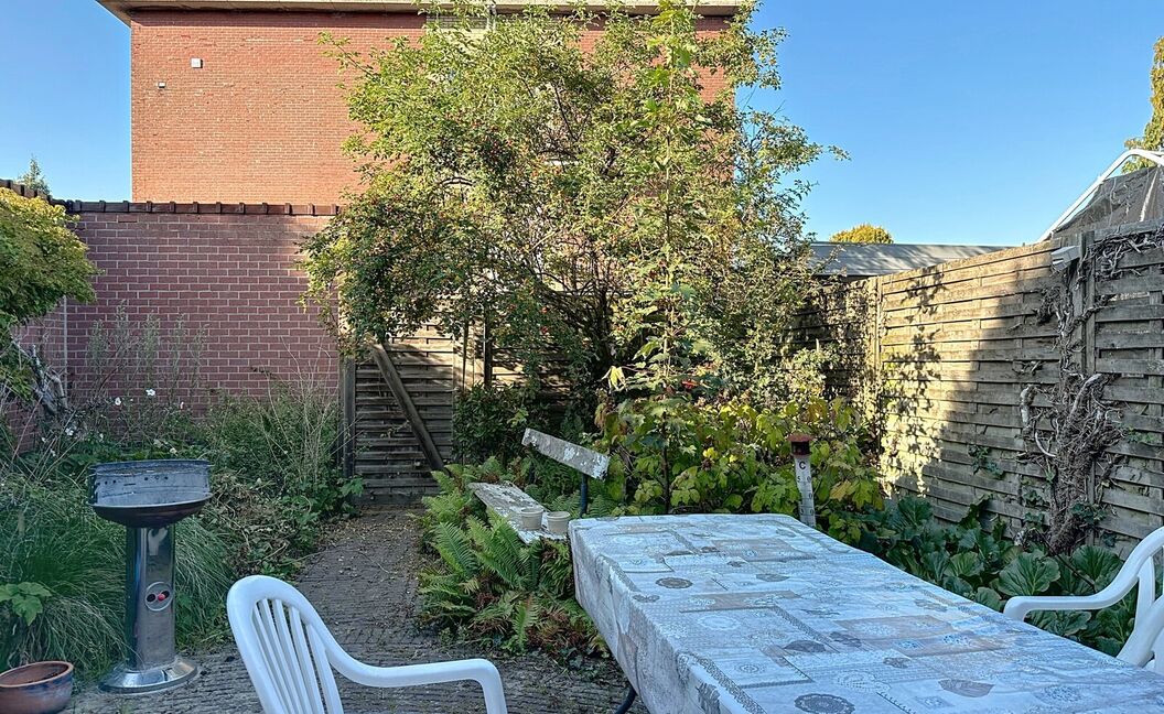 Ruime gezinswoning met stadstuin in rustige wijk 🌿🏡

Op wandelafstand van het centrum vind je deze te renoveren woning met veel potentieel.
Gelijkvloers wonen, een gezellige stadstuin en maar liefst 5 slaapkamers maken dit een ideale gezinswoning.

