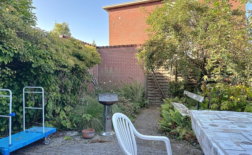 Ruime gezinswoning met stadstuin in rustige wijk 🌿🏡

Op wandelafstand van het centrum vind je deze te renoveren woning met veel potentieel.
Gelijkvloers wonen, een gezellige stadstuin en maar liefst 5 slaapkamers maken dit een ideale gezinswoning.

