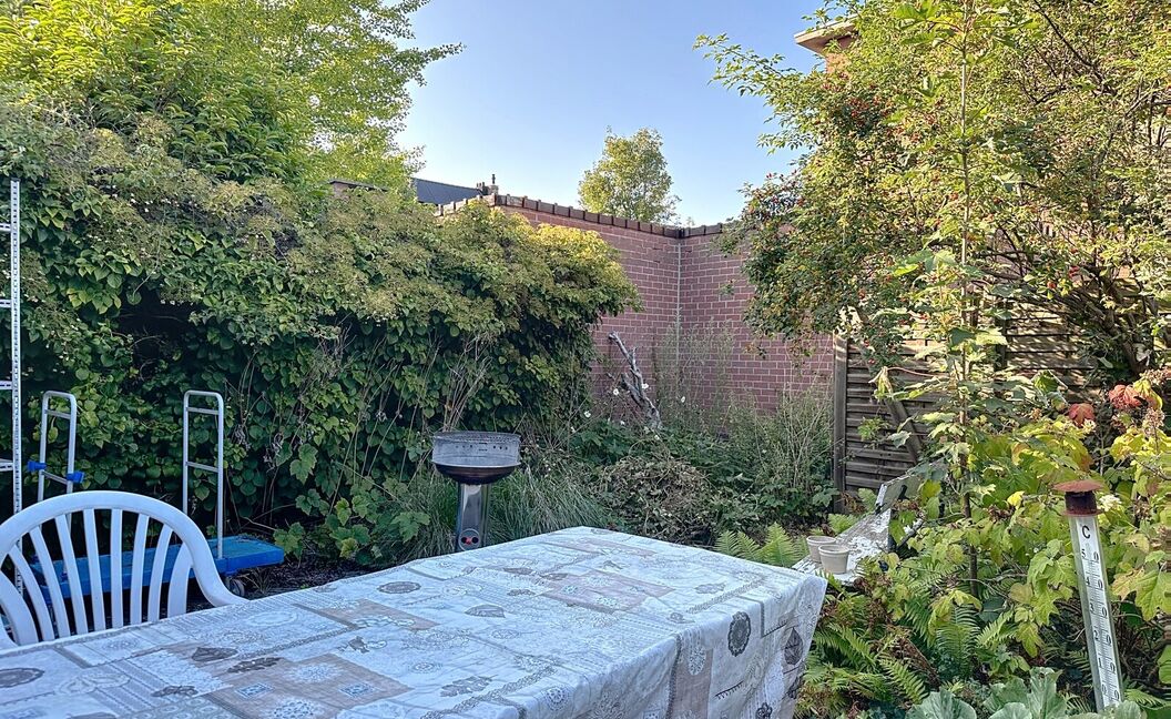 Ruime gezinswoning met stadstuin in rustige wijk 🌿🏡

Op wandelafstand van het centrum vind je deze te renoveren woning met veel potentieel.
Gelijkvloers wonen, een gezellige stadstuin en maar liefst 5 slaapkamers maken dit een ideale gezinswoning.

