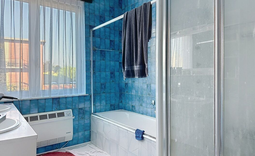 Ruime gezinswoning met stadstuin in rustige wijk 🌿🏡

Op wandelafstand van het centrum vind je deze te renoveren woning met veel potentieel.
Gelijkvloers wonen, een gezellige stadstuin en maar liefst 5 slaapkamers maken dit een ideale gezinswoning.

