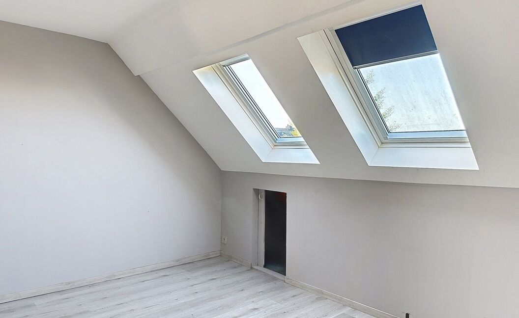Ruime gezinswoning met stadstuin in rustige wijk 🌿🏡

Op wandelafstand van het centrum vind je deze te renoveren woning met veel potentieel.
Gelijkvloers wonen, een gezellige stadstuin en maar liefst 5 slaapkamers maken dit een ideale gezinswoning.

