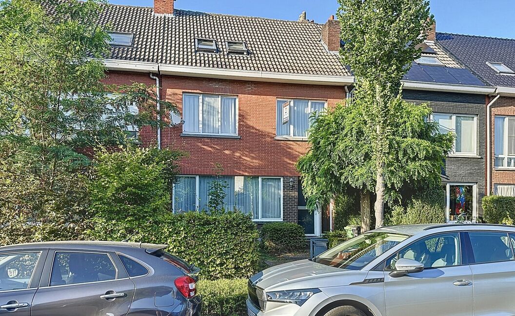 Ruime gezinswoning met stadstuin in rustige wijk 🌿🏡

Op wandelafstand van het centrum vind je deze te renoveren woning met veel potentieel.
Gelijkvloers wonen, een gezellige stadstuin en maar liefst 5 slaapkamers maken dit een ideale gezinswoning.

