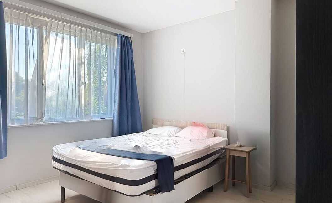 Ruime gezinswoning met stadstuin in rustige wijk 🌿🏡

Op wandelafstand van het centrum vind je deze te renoveren woning met veel potentieel.
Gelijkvloers wonen, een gezellige stadstuin en maar liefst 5 slaapkamers maken dit een ideale gezinswoning.


