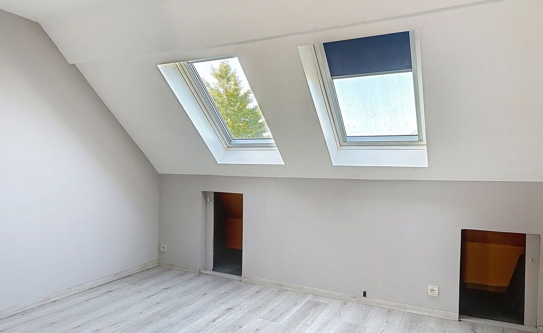 Ruime gezinswoning met stadstuin in rustige wijk 🌿🏡

Op wandelafstand van het centrum vind je deze te renoveren woning met veel potentieel.
Gelijkvloers wonen, een gezellige stadstuin en maar liefst 5 slaapkamers maken dit een ideale gezinswoning.

