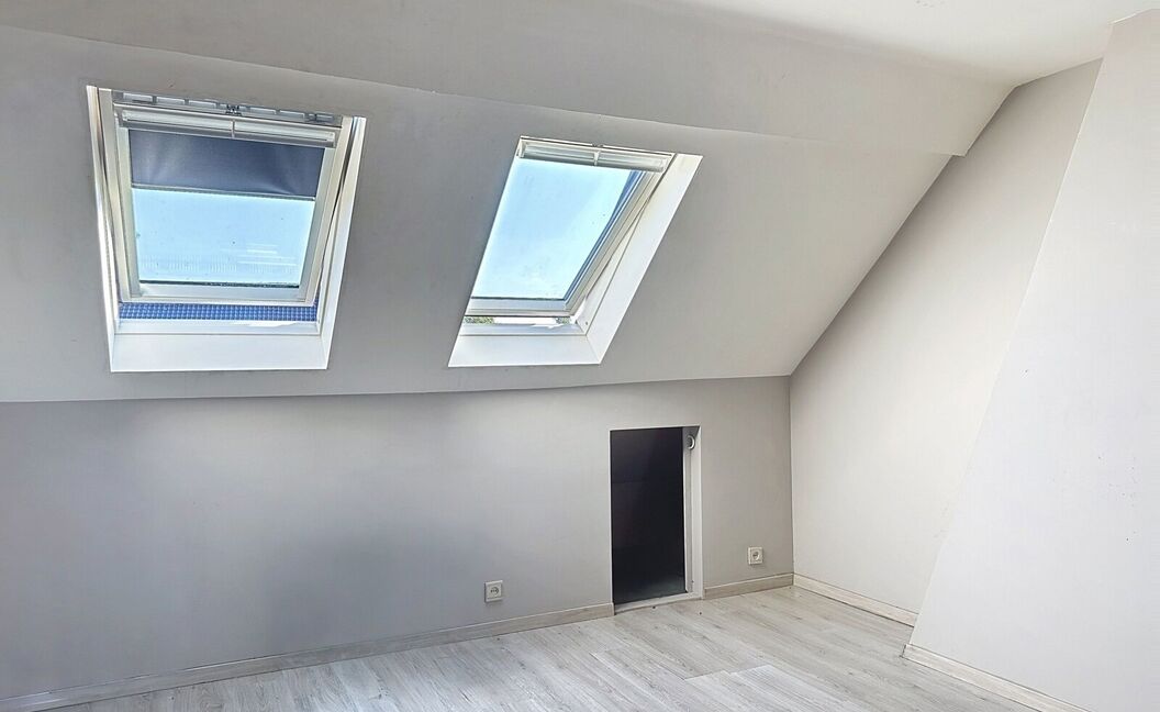 Ruime gezinswoning met stadstuin in rustige wijk 🌿🏡

Op wandelafstand van het centrum vind je deze te renoveren woning met veel potentieel.
Gelijkvloers wonen, een gezellige stadstuin en maar liefst 5 slaapkamers maken dit een ideale gezinswoning.

