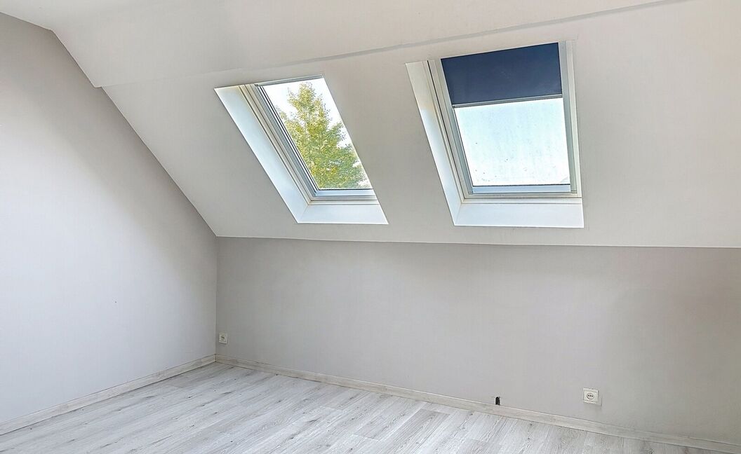 Ruime gezinswoning met stadstuin in rustige wijk 🌿🏡

Op wandelafstand van het centrum vind je deze te renoveren woning met veel potentieel.
Gelijkvloers wonen, een gezellige stadstuin en maar liefst 5 slaapkamers maken dit een ideale gezinswoning.

