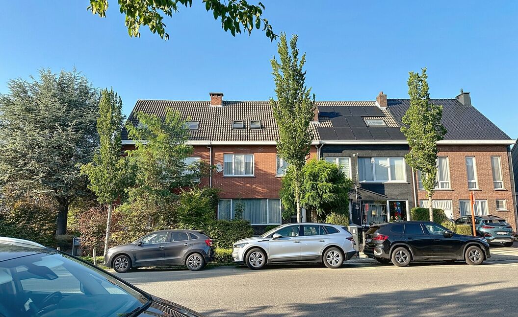Ruime gezinswoning met stadstuin in rustige wijk 🌿🏡

Op wandelafstand van het centrum vind je deze te renoveren woning met veel potentieel.
Gelijkvloers wonen, een gezellige stadstuin en maar liefst 5 slaapkamers maken dit een ideale gezinswoning.

