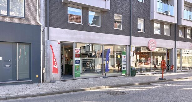 Commercieel gelijkvloers te koop in Aartselaar