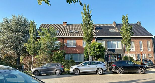 Ruime gezinswoning met stadstuin in rustige wijk 🌿🏡

Op wandelafstand van het centrum vind je deze te renoveren woning met veel potentieel.
Gelijkvloers wonen, een gezellige stadstuin en maar liefst 5 slaapkamers maken dit een ideale gezinswoning.

