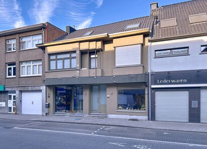 Commercieel gelijkvloers te koop in Aartselaar