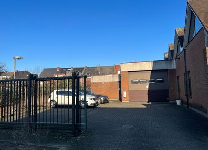 Commerci&euml;le building te huur in Aartselaar