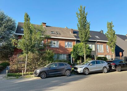 Ruime gezinswoning met stadstuin in rustige wijk 🌿🏡

Op wandelafstand van het centrum vind je deze te renoveren woning met veel potentieel.
Gelijkvloers wonen, een gezellige stadstuin en maar liefst 5 slaapkamers maken dit een ideale gezinswoning.

