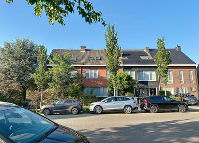 Ruime gezinswoning met stadstuin in rustige wijk 🌿🏡

Op wandelafstand van het centrum vind je deze te renoveren woning met veel potentieel.
Gelijkvloers wonen, een gezellige stadstuin en maar liefst 5 slaapkamers maken dit een ideale gezinswoning.

